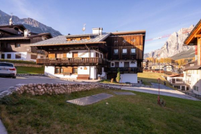 Silent Peaks - Cortina's Wooden Haven with Parking